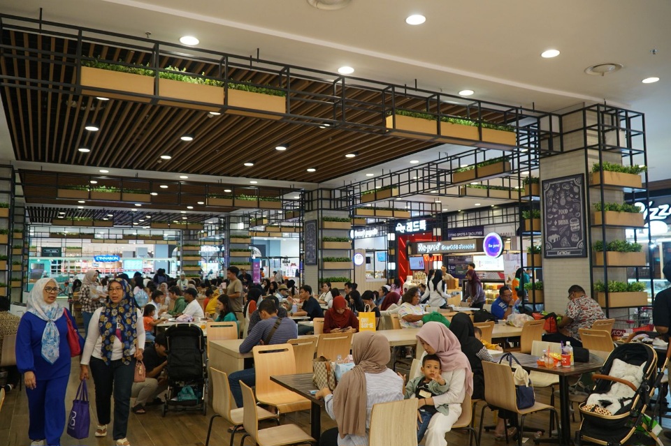 Pengunjung memadati food court di AEON Sentul City, Minggu, 13 April 2025. (Foto: KabarBursa/Abbas Sandji)