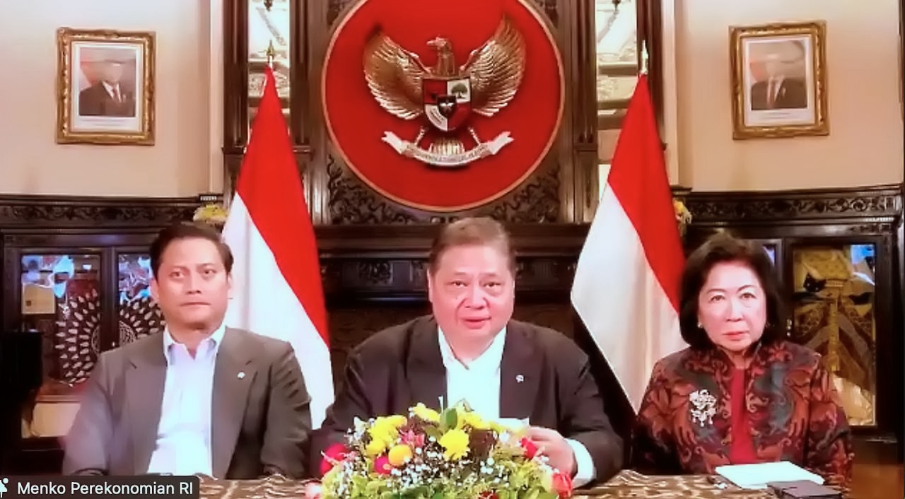 Wakil Menteri Keuangan (Wamenkeu) Thomas Djiwandono, Menteri Koordinator Bidang Perekonomian Airlangga Hartarto, Wakil Ketua Dewan Ekonomi Nasional (DEN) Mari Elka Pangestu saat Konferensi Pers Perkembangan Terkini Negosiasi dan Diplomasi Perdagangan Indonesia-Amerika Serikat yang diselenggarakan secara daring, Jumat, 18 April 2025. (Tangkapan Layar)