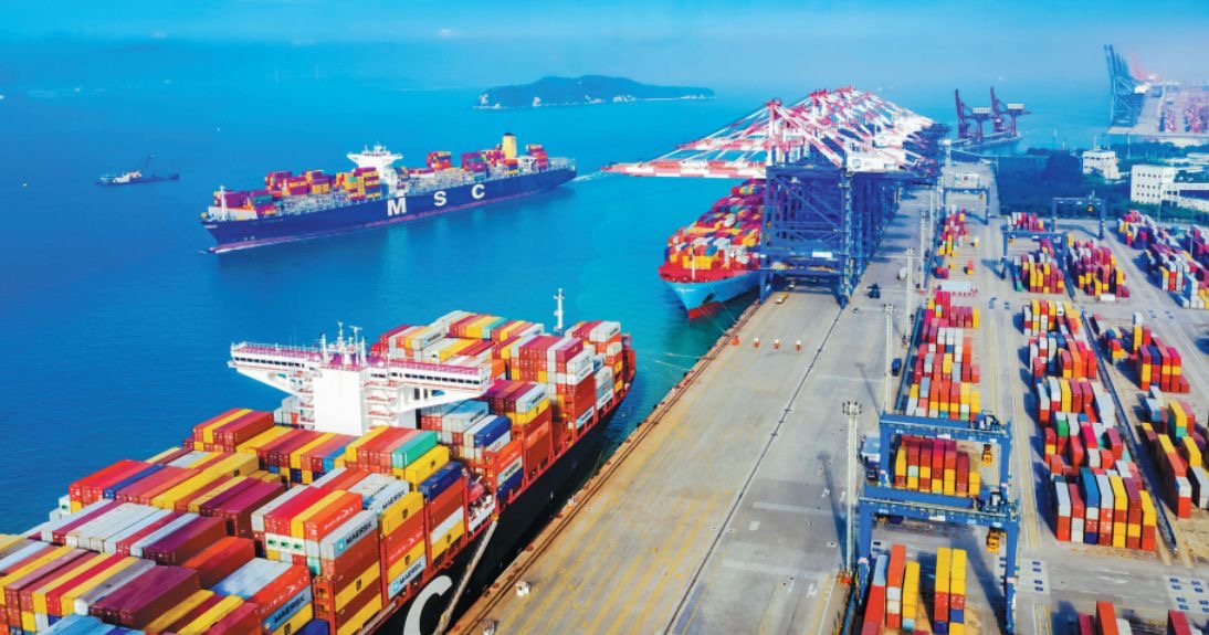 Kontainer-kontainer menunggu pengiriman di sebuah pelabuhan di Xiamen, Provinsi Fujian. Foto: Wang Xieyun/China Daily.