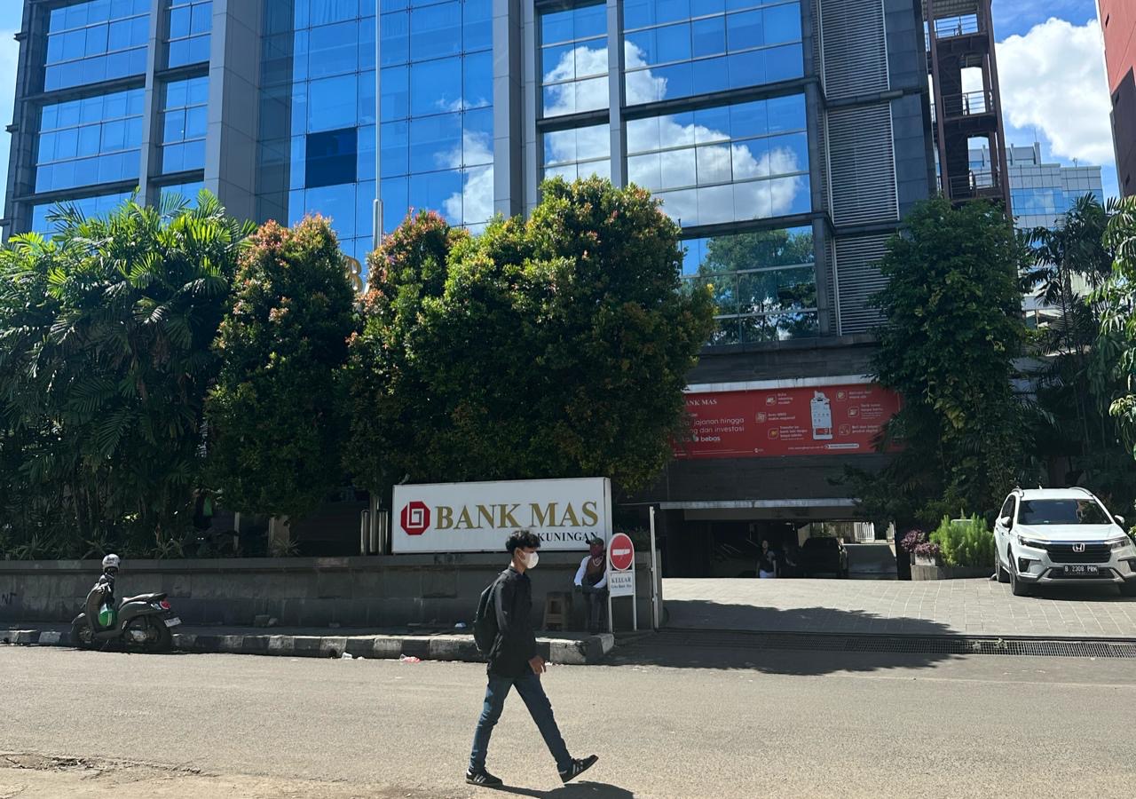 Seorang pejalan kaki melintas di depan kantor pusat PT Bank Multiartha Sentosa Tbk (MASB) di kawasan Kuningan, Jakarta Selatan, Senin, 14 April 2025. Foto: KabarBursa/Alpin Pulungan.