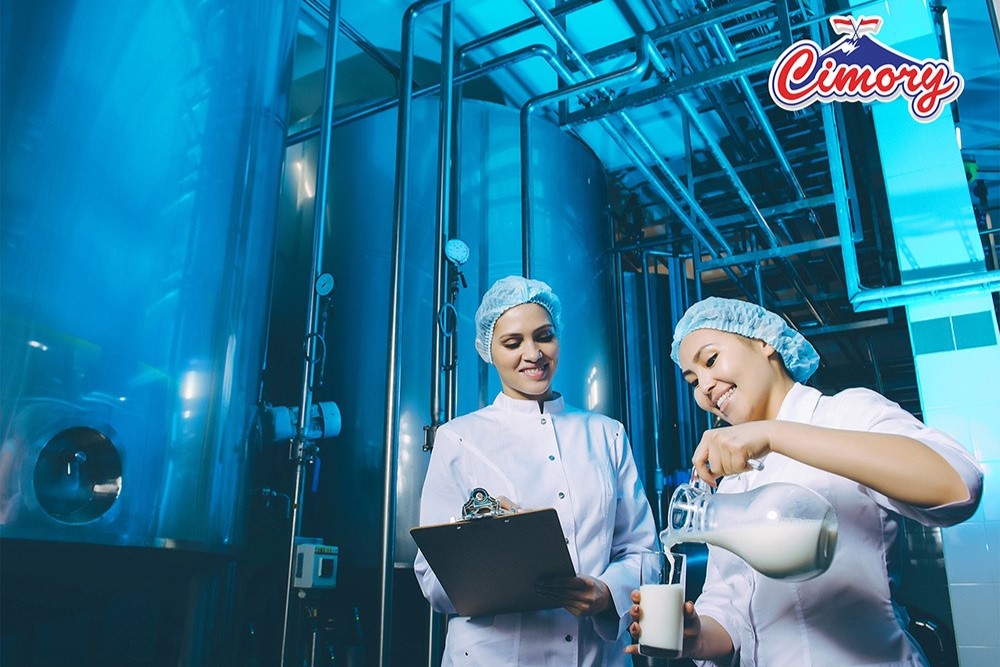 Ilustrasi: Pekerja Cimory yang tengah mengamati susu sapi. (Foto: Dok. Cimory)