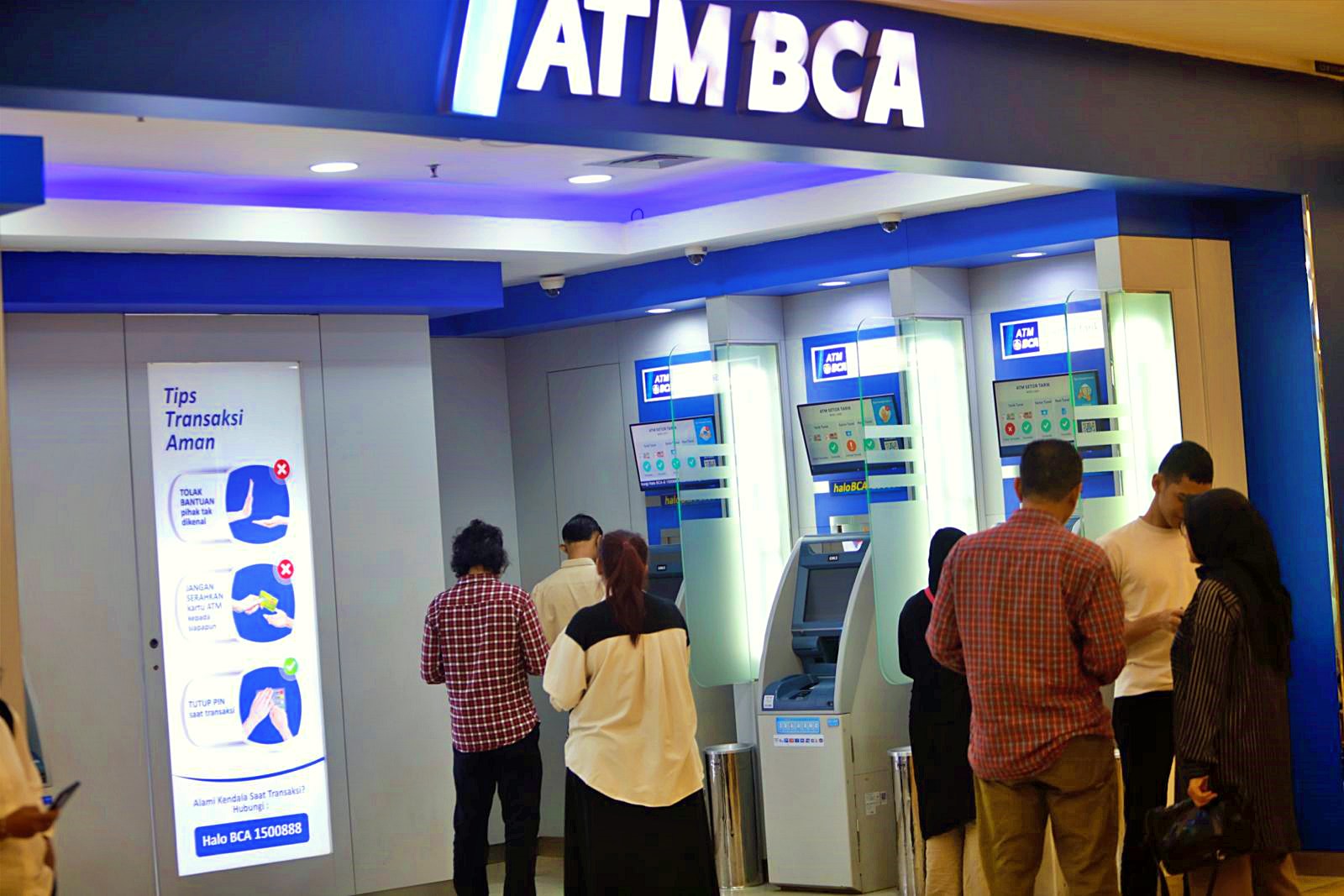 Sejumlah nasabah bertransaksi di ATM Mandiri Plaza Indonesia, Jakarta, Senin, 14 April 2025. (Foto: KabarBursa/Abbas Sandji)