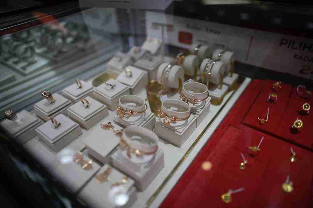 Pengunjung bertransaksi saat berbelanja Emas Perhiasa di Pameran Emas The Palace National Jeweler di Mal Kota KasaBlanca (Kokas). Foto: Abbas/KabarBursa.com