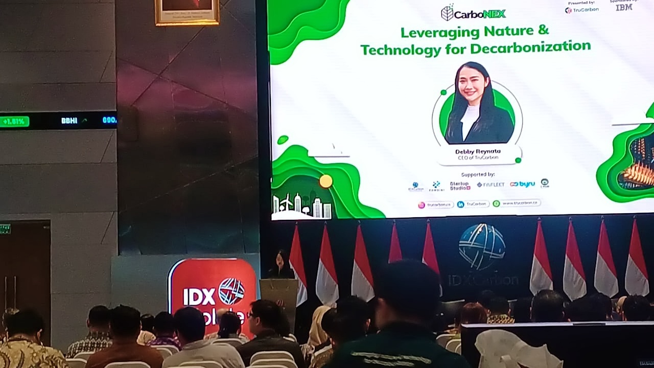 CEO TruCarbon Debby Reynata saat membuka acara forum CarboNex 2025 di Main Hall Bursa Efek Indonesia, Jakarta pada Selasa, 22 April 2025. (Foto: KabarBursa/Desty Luthfiani)