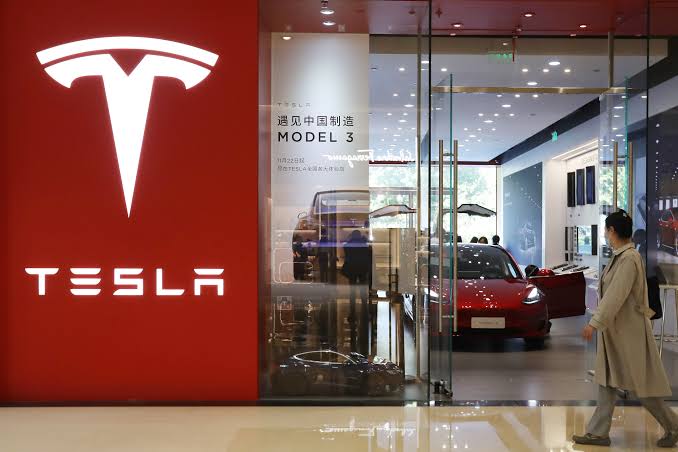 Ilustrasi penjualan Tesla di China anjlok, tenaga penjual kerja full 13 jam seminggu dan dibayangi pemecatan. Foto: Observer.