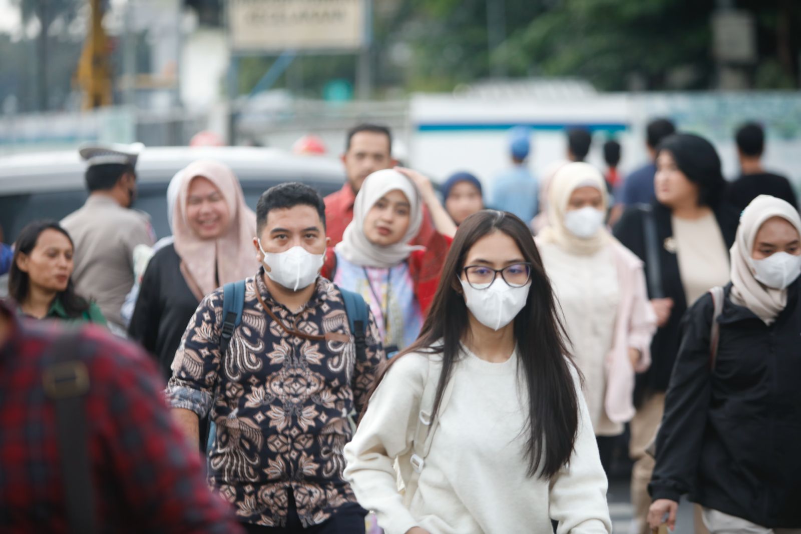 Ilustrasi: Sejumlah Pekerja melintas di Zebra Cross Persimpangan Jalan Moh Thamrin-Kebon Sirih, Jakarta Pusat, Selasa, 22 April 2025. Foto: KabarBursa/Abbas Sandji,