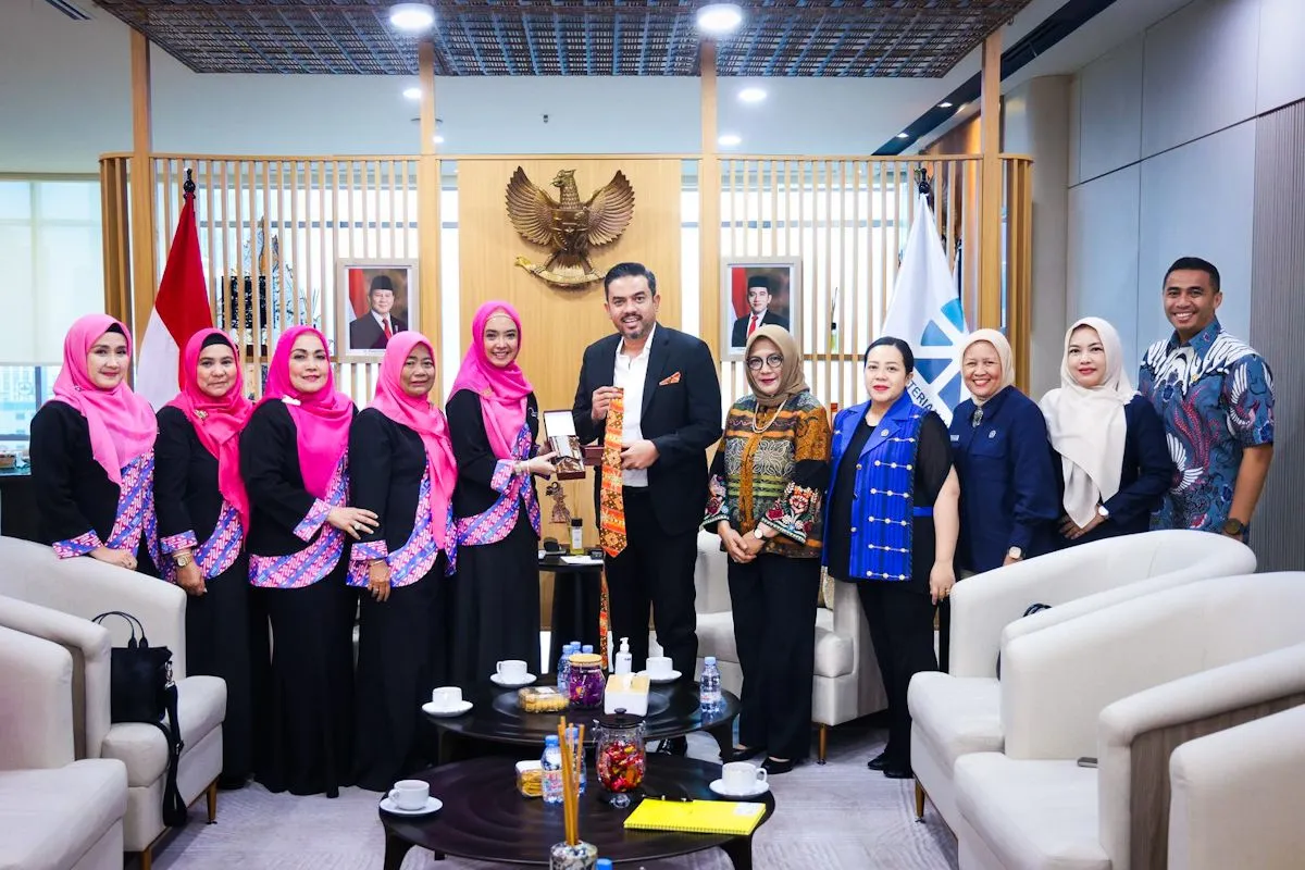Ikatan Pengusaha Muslimah Indonesia (Ipemi) menggelar audiensi dengan Menteri UMKM Maman Abdurrahman (tengah) di Kementerian UMKM. Foto: dok IPEMI