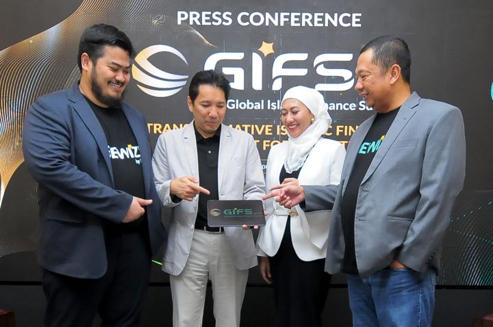 Chief Economist BSI Banjaran Surya Indrastomo (kiri) ?saat Press Conference BSI GIFS 2025. Foto: dok BSI.
