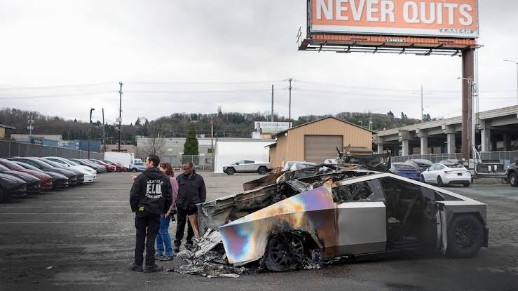  Pelaku pengrusakan mobil Tesla bebas dari tuntutan penjara, padahal kerugian yang akibat ulahnya tembus Rp300 juta. Foto: ABC News.