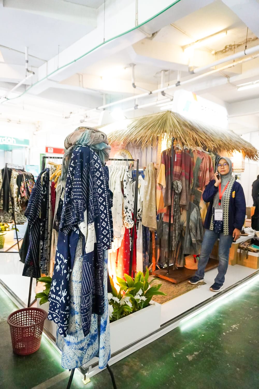 Koleksi busana Dara Baro yang dibuat dari sisa-sisa kain wastra nusantara seperti jumputan, tenun, dan batik, habis terjual di gerai besar Jakarta.