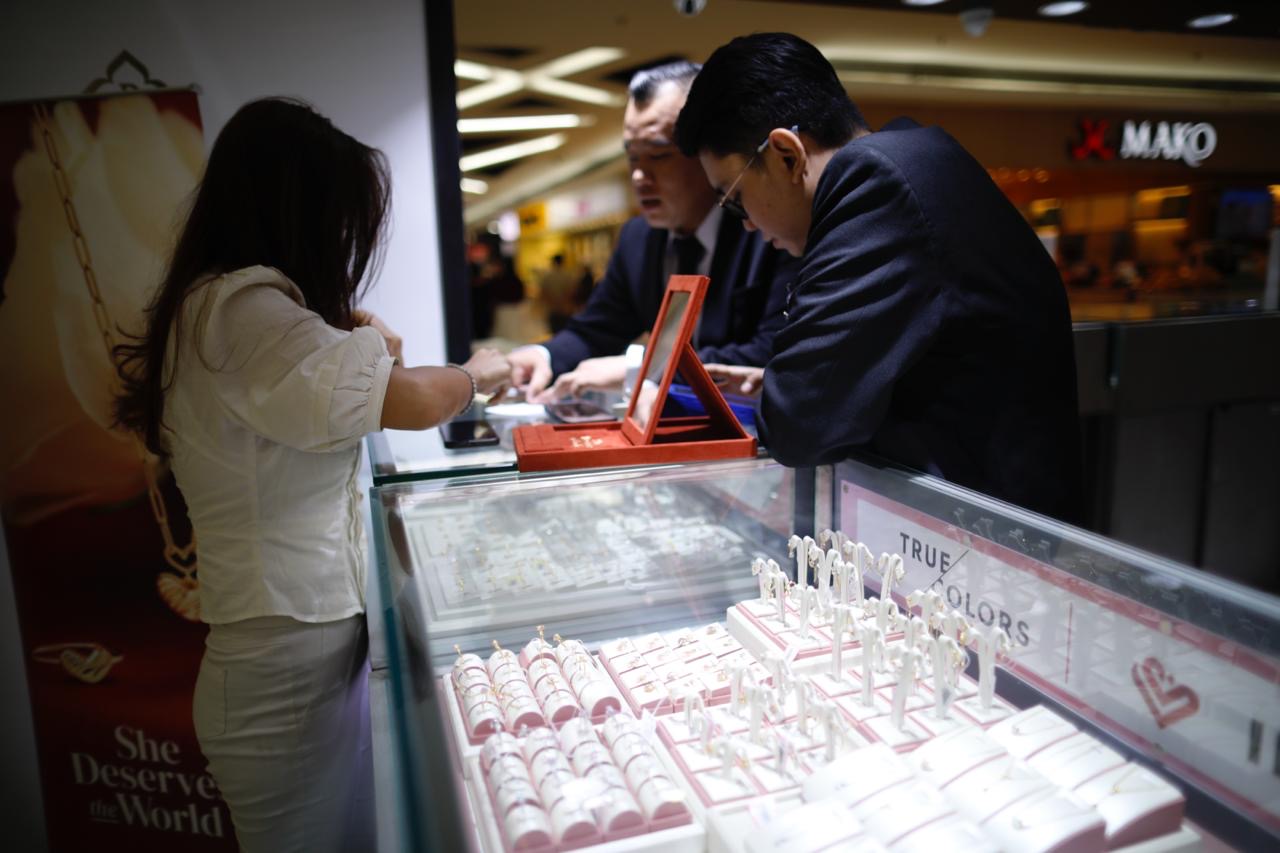 Harga emas terkoreksi akibat meredanya ketegangan dagang AS-China: KabarBursa/Abbas Sandji.