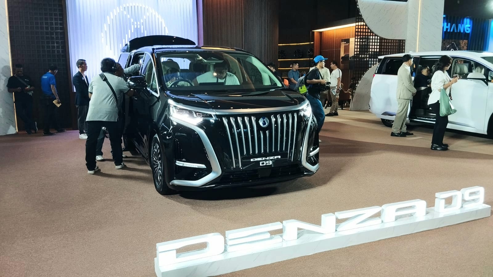 Denza D9, MPV Premium yang jadi mobil listrik terlaris di Indonesia sepanjang Maret 2025. Foto: Harun/KabarBursa.com