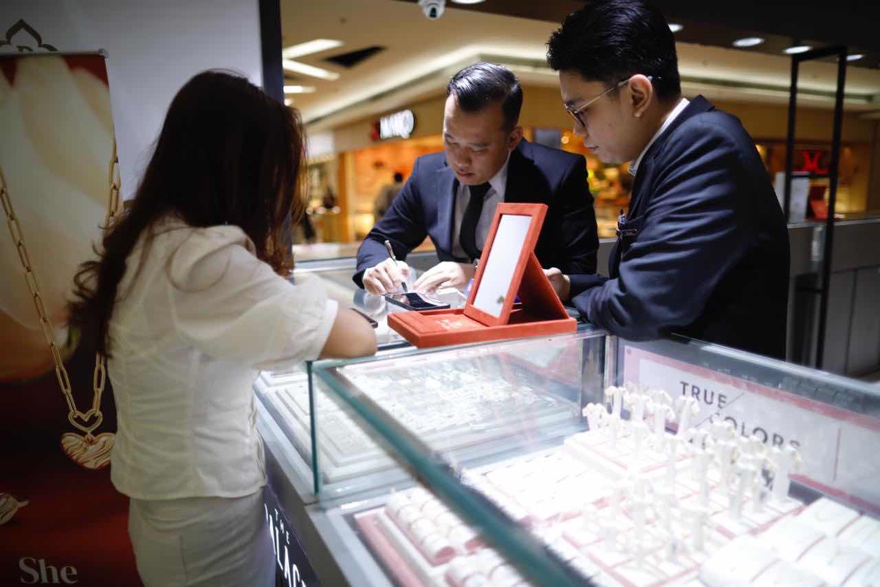 Harga emas jatuh 2,3 persen ke USD3.211,53/ons, terendah dua minggu, dipicu sinyal damai dagang dan libur China. Foto: KabarBursa/Abbas Sandji.