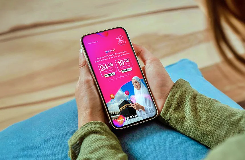 Ilustrsasi: Seseorang tengah memegang smartphone. (Foto: IndosatOoredoo)
