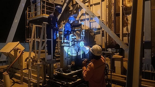 Petugas PLN sedang berusaha memperbaiki kerusakan sementara. Foto: dok PLN