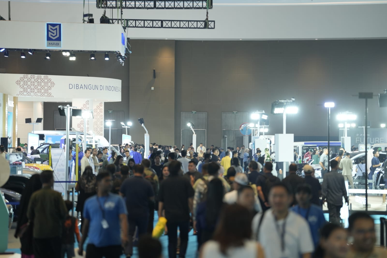 Pameran kendaraan listrik PEVS 2025 raup nilai transaksi hampir Rp1 triliun dan lonjakan jumlah pengunjung. Foto: dok. PEVS 2025.