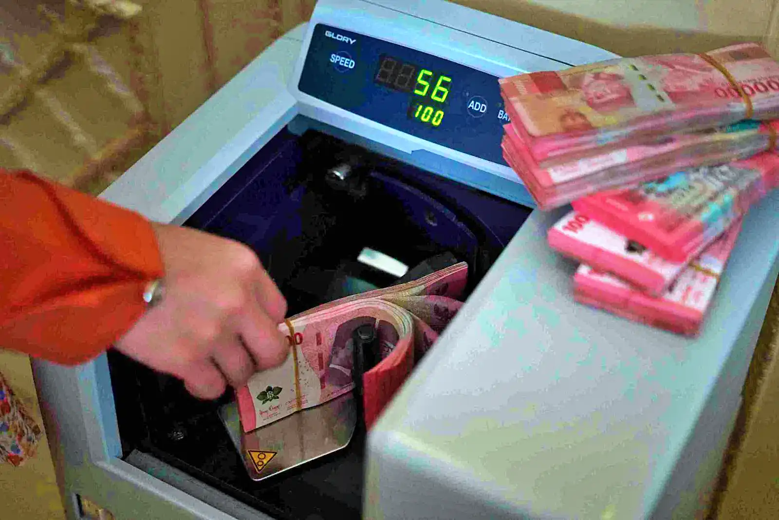 Uang rupiah pecahan 100.000 tengah dihitung dalam mesin di La Tunrung Money Changer Juanda, Jakarta Pusat. (Foto: KabarBursa/Abbas Sandji)