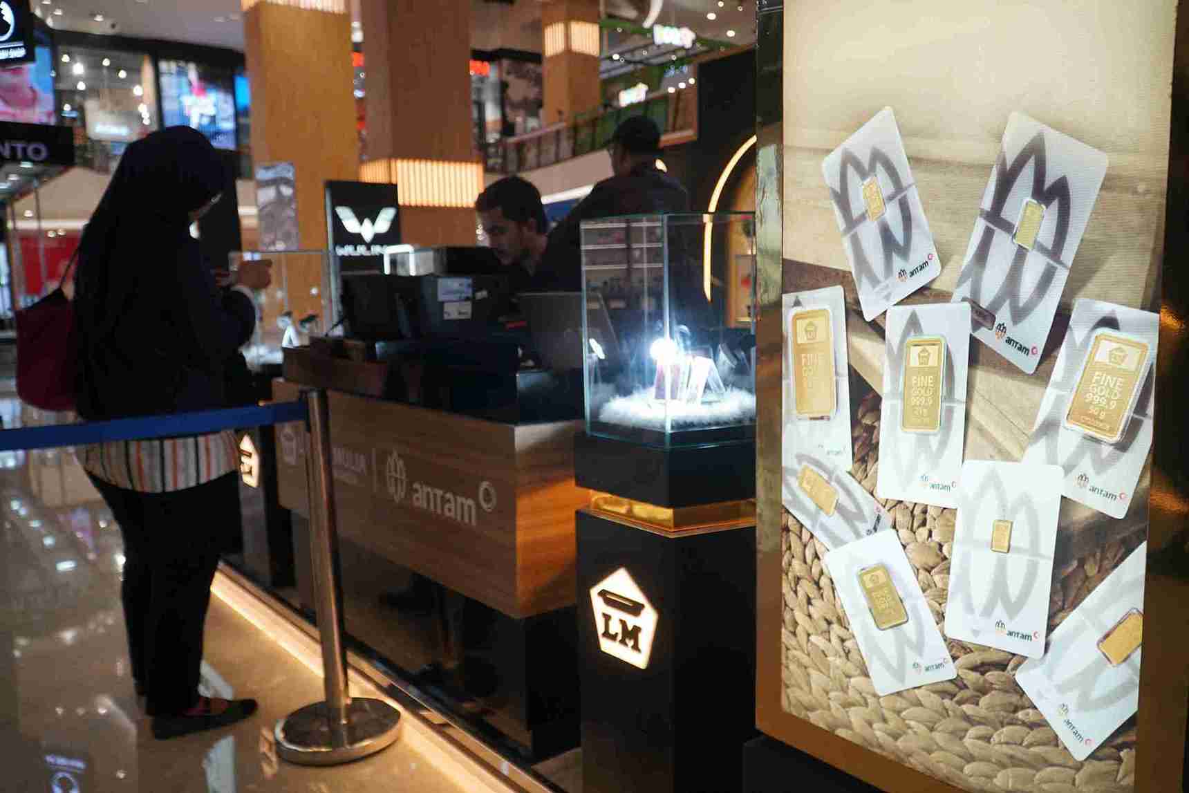 Pengunjung memperhatikan Emas Antam Logam Mulia yang di Pamerkan di FX Sudirman. Foto: KabarBursa.com/Abbas