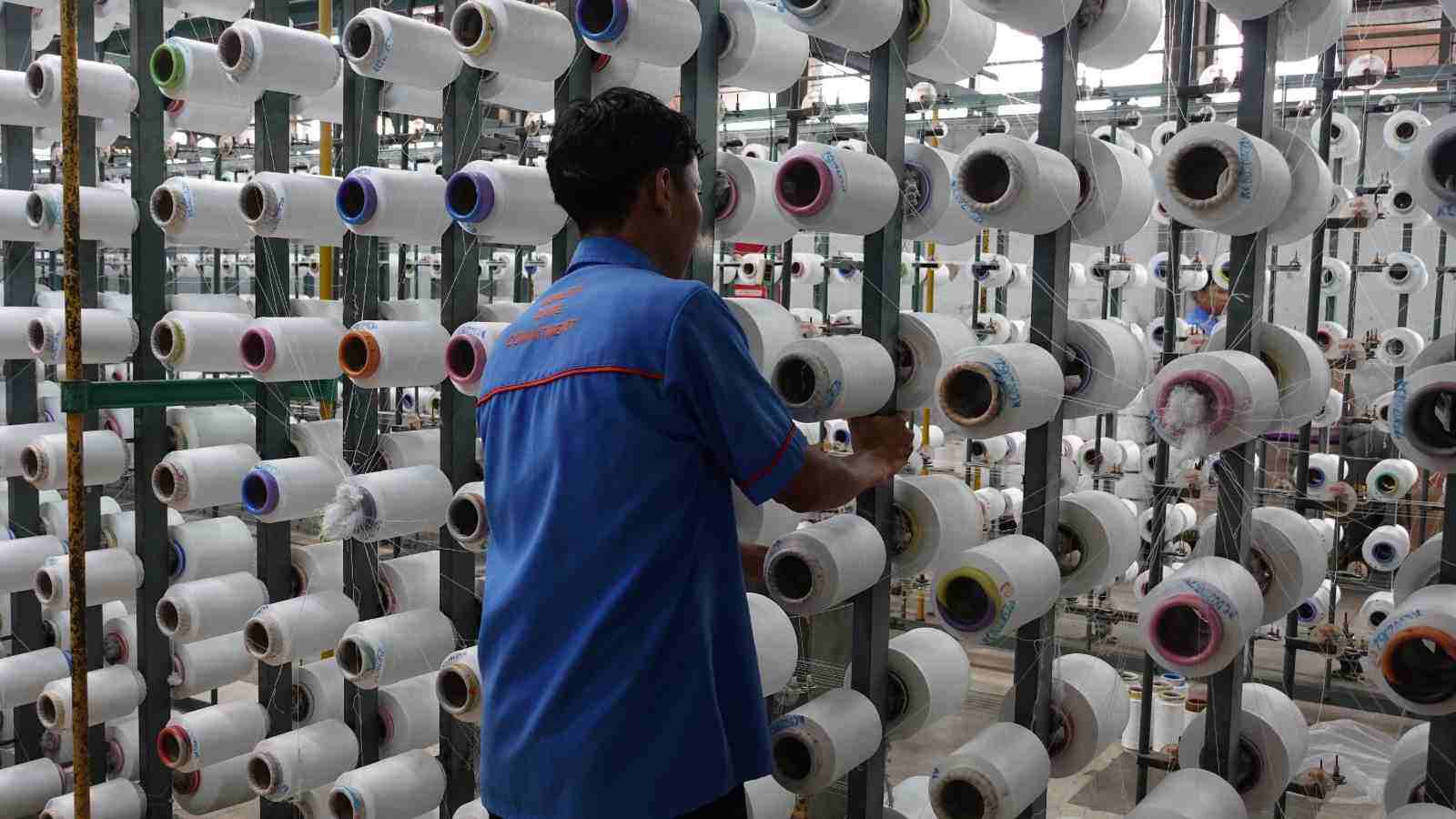 Seorang pekerja Trisula tengah memerhatikan beberapa gulungan benang di pabrik milik BELL. (Foto: Dok. Trisula)