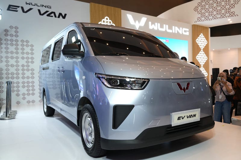 Mobil komersial Wuling EV Van yang bakal dirilis pada tahun ini dipamerkan di ajang PEVS 2025. (Foto: KabarBursa.com/Harun)