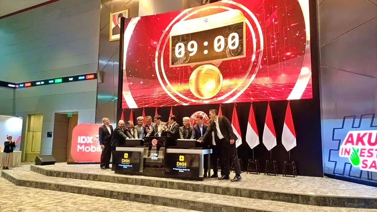 PT Cipta Sarana Medika Tbk resmi melantai di Bursa Efek Indonesia dengan kode saham DKHH di Main Hall BEI, Jakarta pada Kamis, 8 Mei 2025. Desty Luthfiania/KabarBursa.com