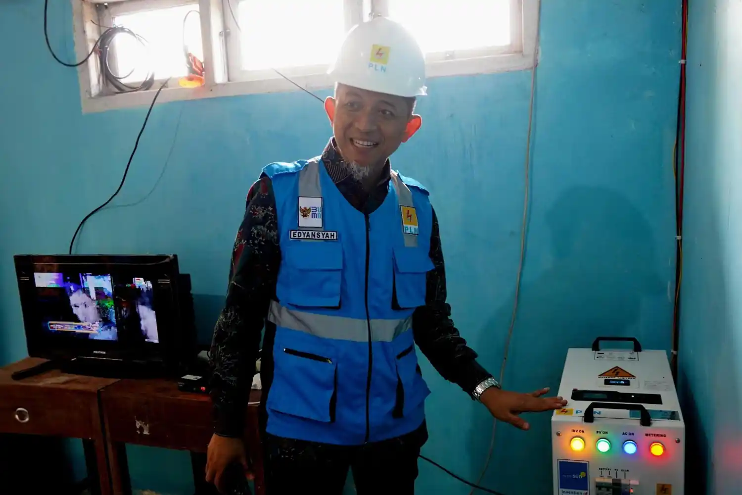 Dengan akses melalui kapal selama 1,5 jam dari daratan Sulawesi bagian selatan, tantangan geografis tak menyurutkan semangat PLN. 