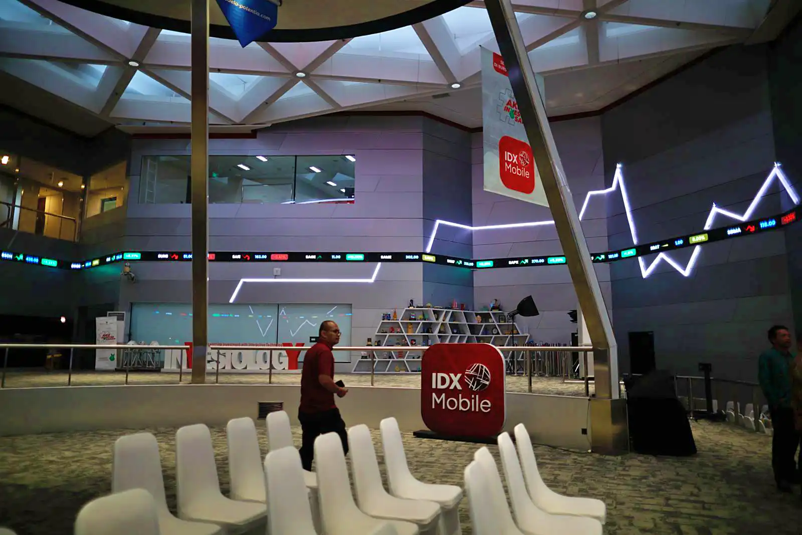 Layar utama Indeks Harga Saham Gabungan atau IHSG di main hall Bursa Efek Indonesia (BEI). (Foto: KabarBursa/Abbas Sandji)