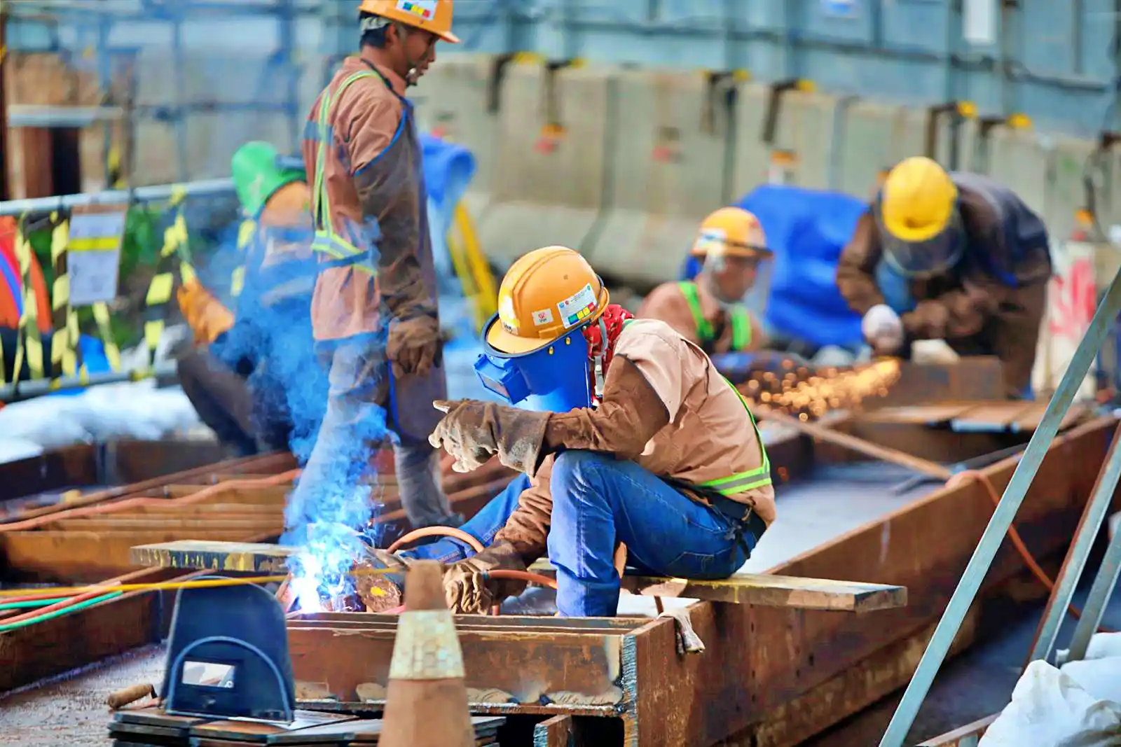 Para pekerja konstruksi proyek MRT Jakarta Fase 2 di ruas Jalan M.H. Thamrin, Jakarta Pusat, Selasa, 22 April 2025. (Foto: KabarBursa/Abbas Sandji)