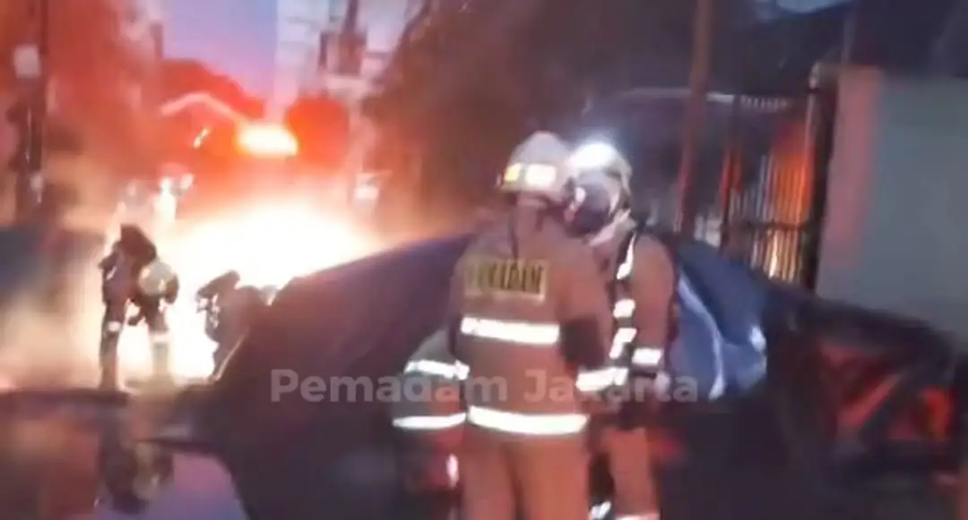 Insiden mobil listrik BYD Seal yang diduga kebakaran di Jalan Katalia, RT 04 RW 08, Kelurahan Kota Bambu Utara, Palmerah, Jakarta Barat pada Selasa, 13 Mei 2025. (Foto: Tangkapan layar Instagram @humasjakfire)