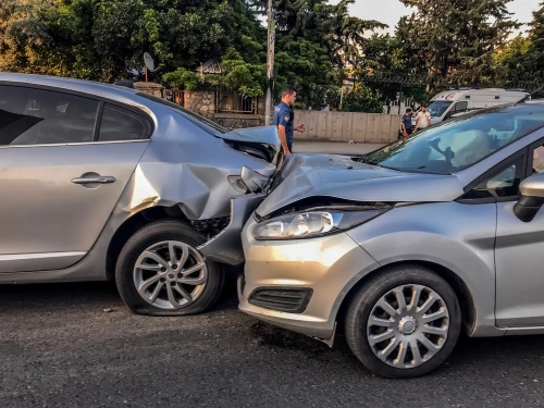 Ilustrasi penggunaan asuransi untuk mengangani kecelakaan mobil. (Foto: doc Roojai)