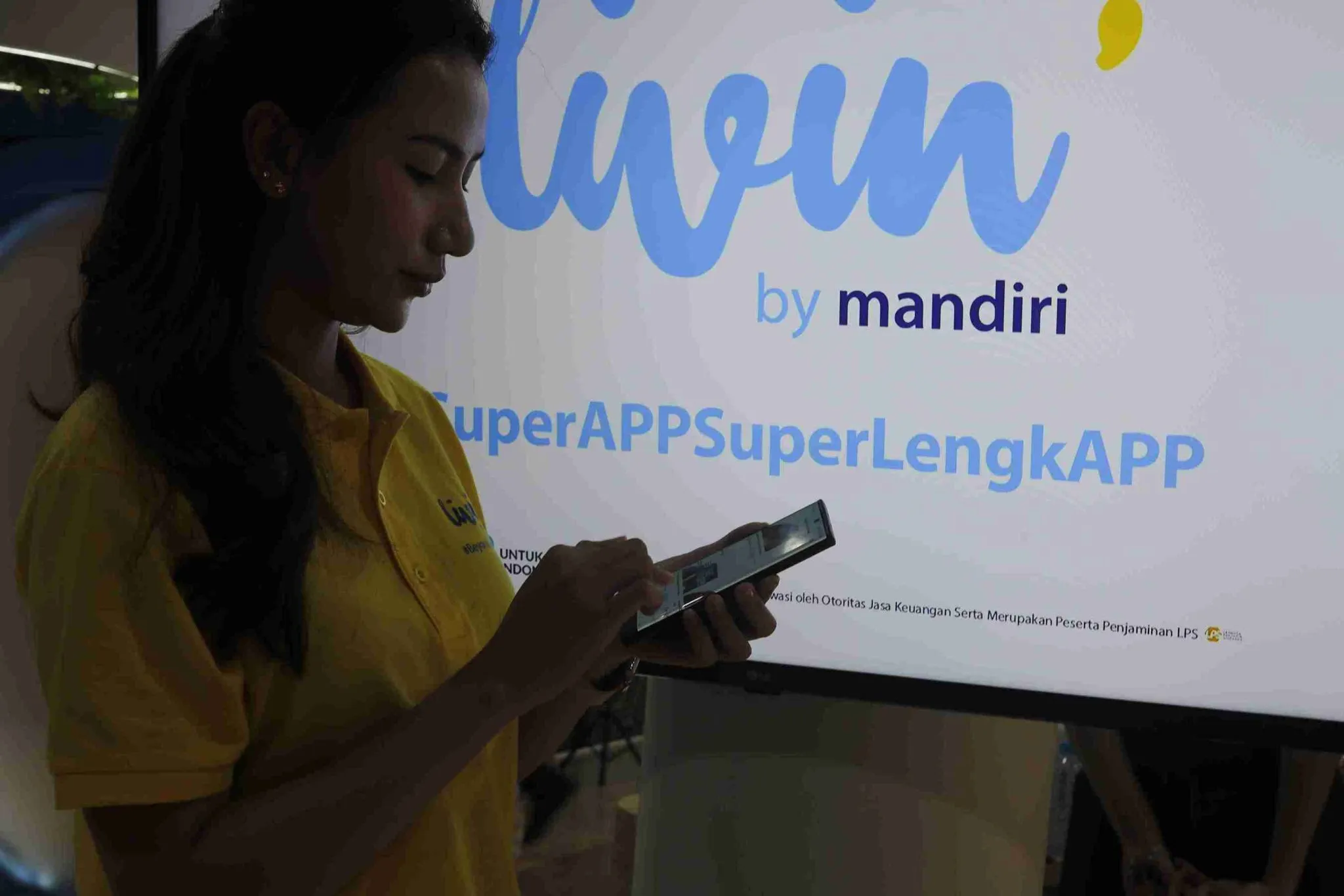 Seorang nasabah menggunakan aplikan Livin by Mandiri. (Foto: KabarBursa/Abbas Sandji)