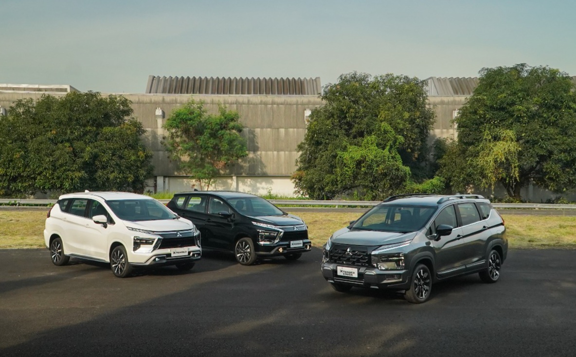 Mitsubishi Xpander (kiri) dan Xpander Cross terbaru meluncur dengan beragam pembaruan. Harga mulai Rp270 jutaan. Foto: dok. MMKSI.