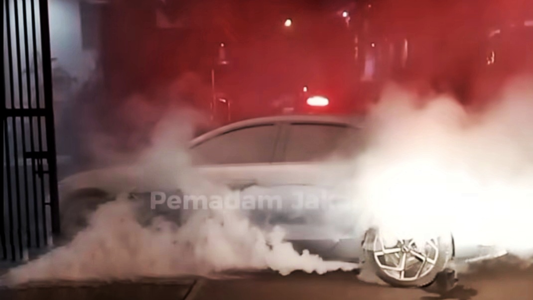 BYD Seal berasap diduga dari komponen baterai. Berikut analisa bengkel spesialis mengenai penyebabnya hingga harga baterainya yang mencapai ratusan juta rupiah. Foto: tangkapan layar dari Instagram @humasjakfire.