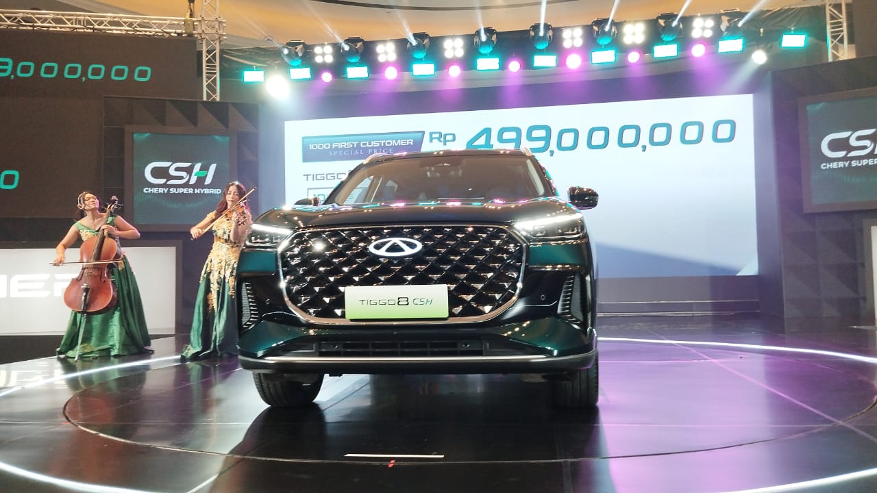 Chery Tiggo 8 CSH jadi rival Toyota Kijang Innova Zenix sekaligus SUV PHEV termurah di Indonesia. Unitnya enggak perlu inden. Foto: Harun/KabarBursa.com.