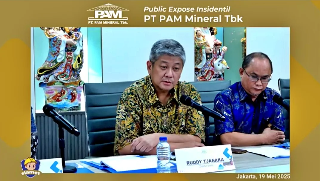 Direktur Utama PAM Mineral Ruddy Tjanaka dalam paparan publik (public expose) di tengah penghentian sementara (suspensi) perdagangan saham oleh Bursa Efek Indonesia (BEI) secara daring, Senin, 19 Mei 2025. (Foto: Tangkapan Layar Zoom)