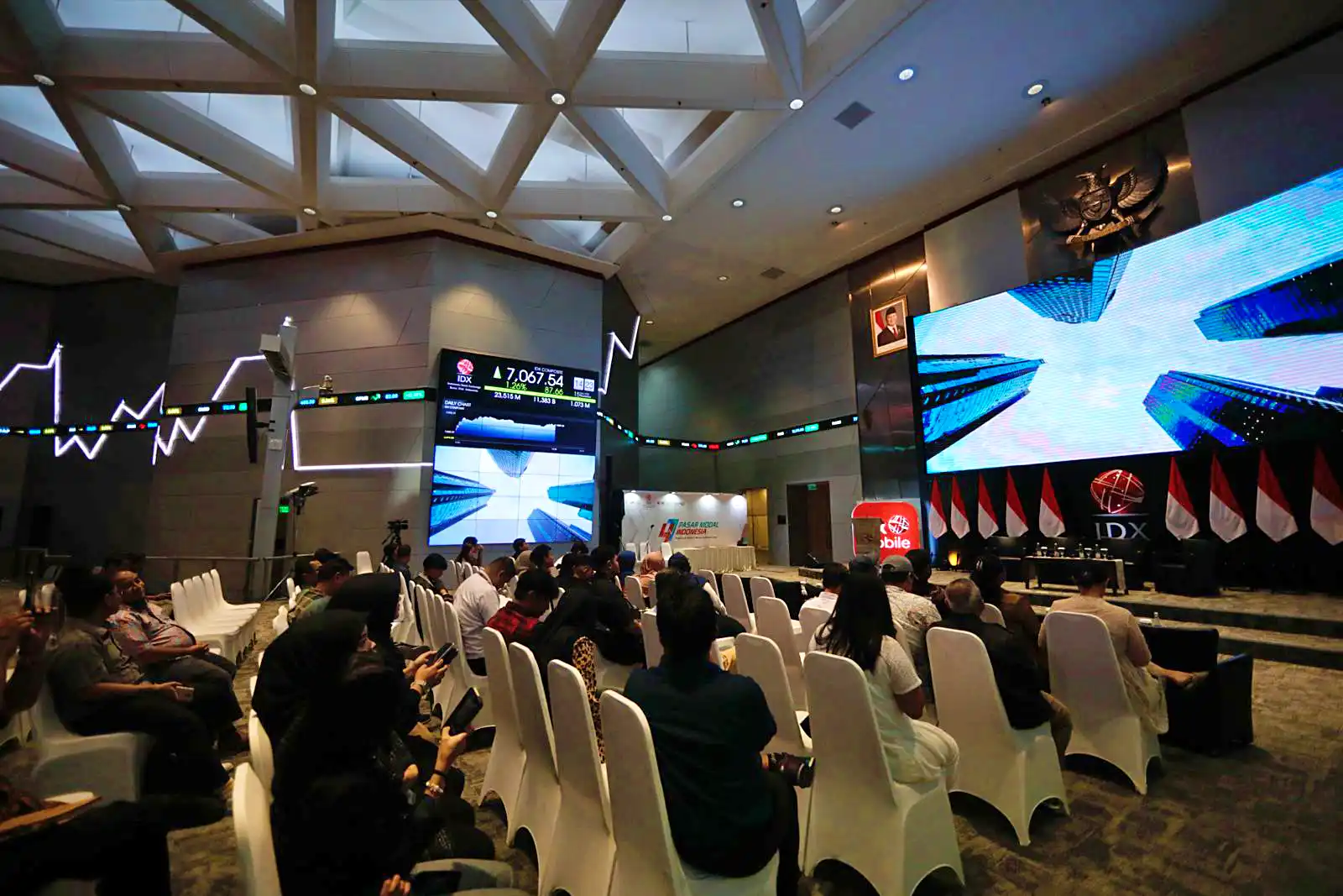 Suasana dalam main hall Bursa Efek Indonesia (BEI), Jakarta. (Foto: KabarBursa/Abbas Sandji)