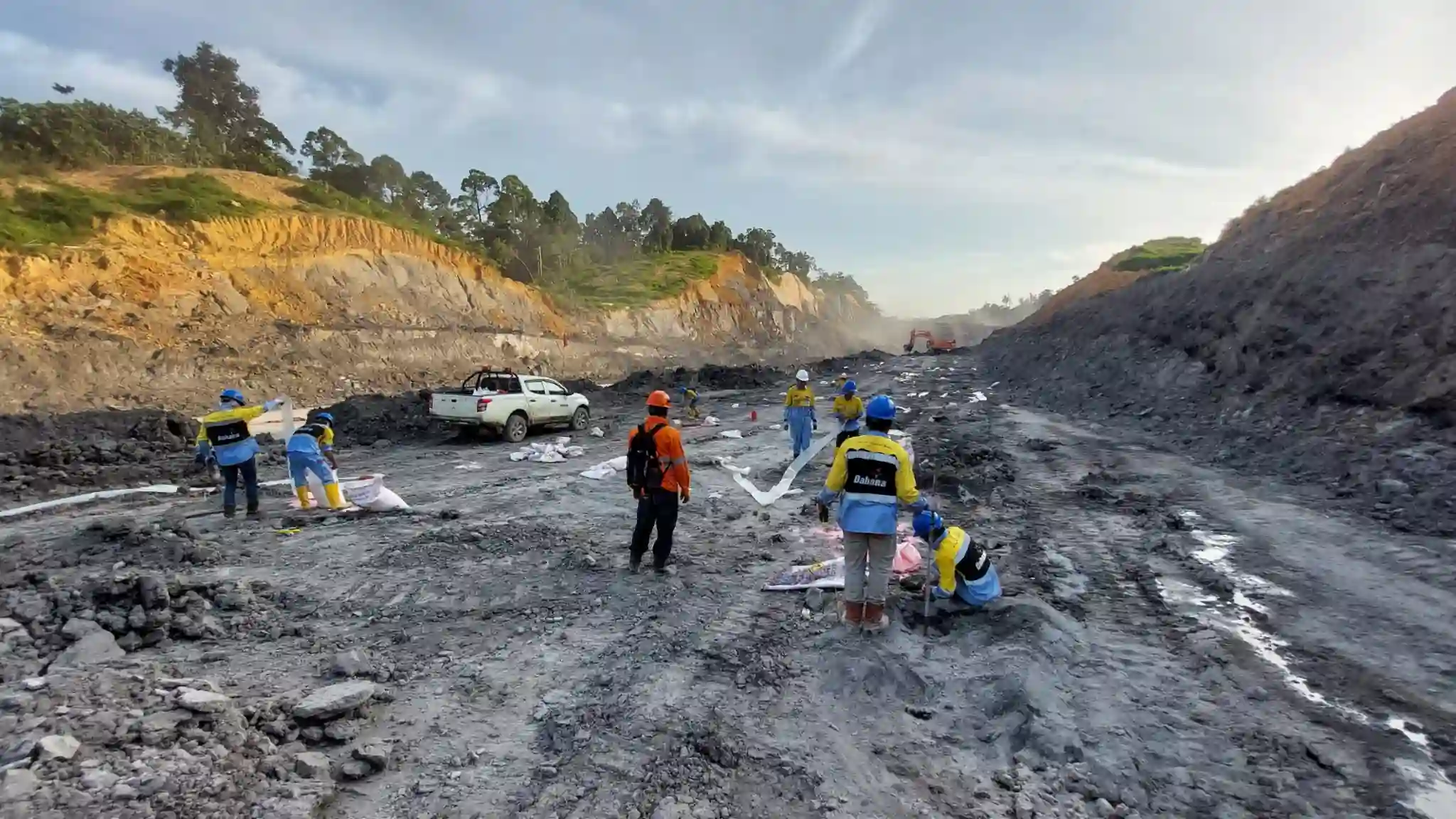 Para pekerja PT Petrindo Jaya Kreasi Tbk atau CUAN. Foto: Dokumentasi CUAN