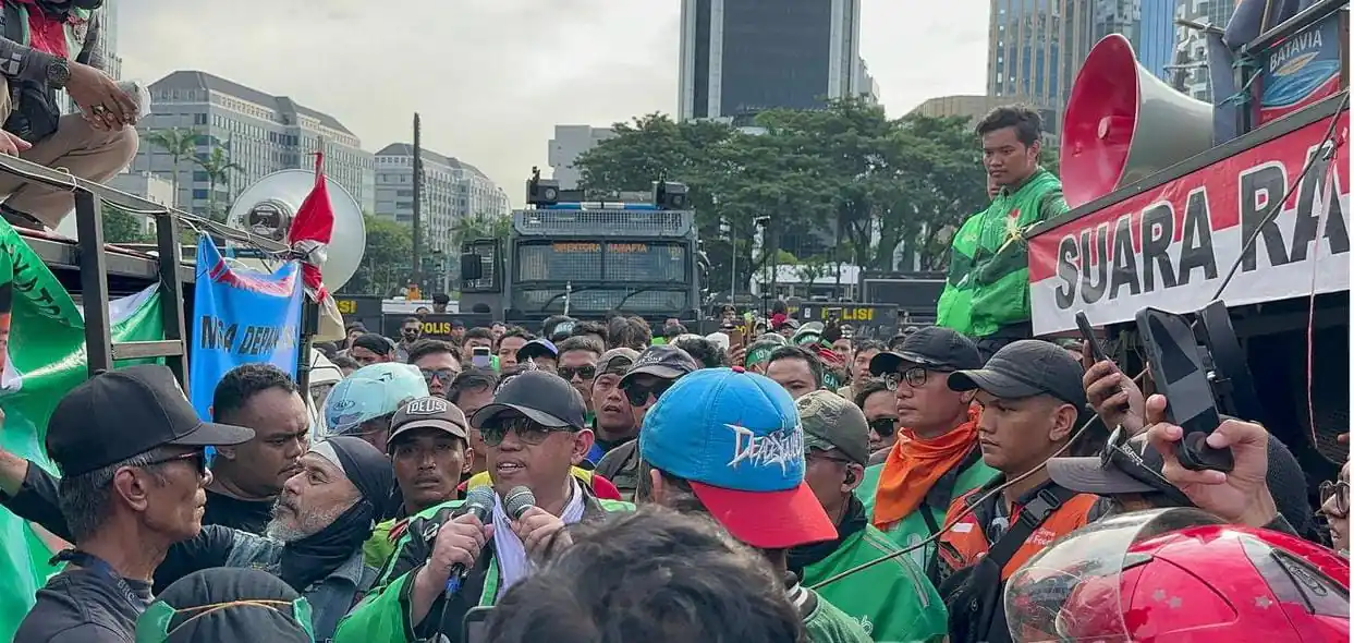 Aksi unjuk rasa para pengemudi ojek online. Sekitar 950 pengemudi ojol menggelar aksi unjuk rasa di Silang Monas Selatan, Jakarta Pusat, Selasa, 20 Mei 2025. (Foto: Istimewa)