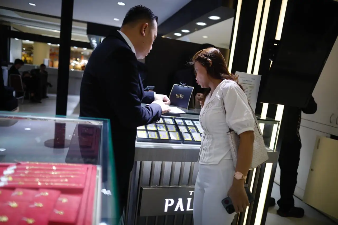Harga emas tembus USD3.284 di tengah pelemahan dolar dan ketidakpastian tarif Trump. Investor mulai lirik emas sebagai aset aman saat pasar gelisah. Foto: KabarBursa/Abbas Sandji.