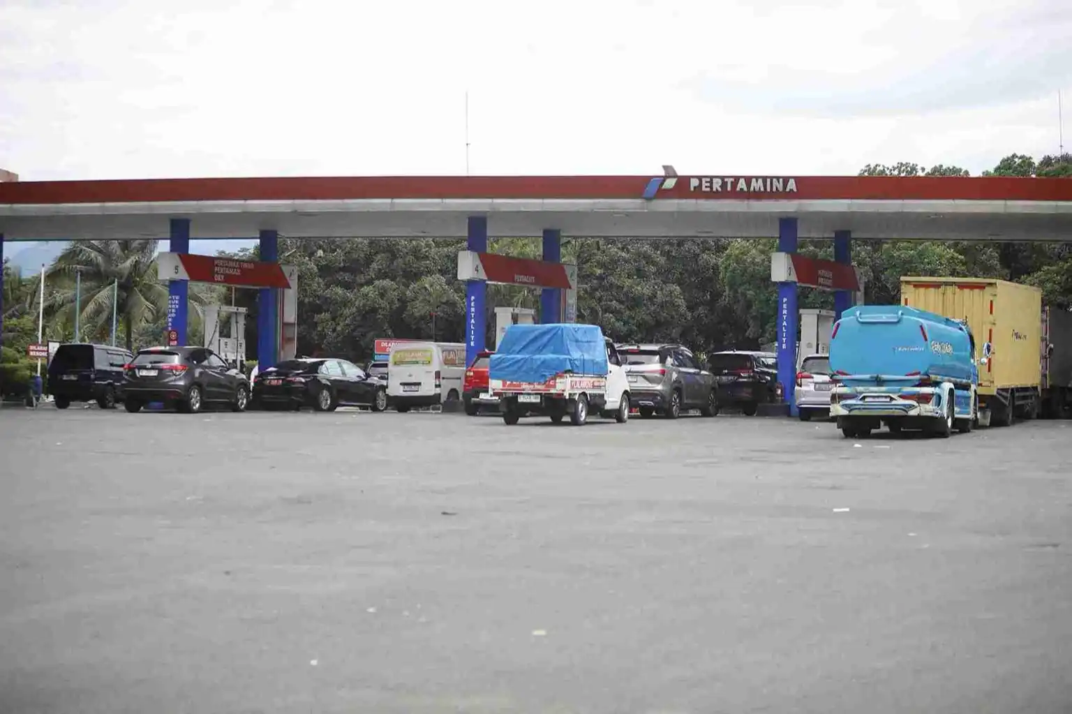 Sejumlah kendaraan antre mengisi bahan bakar di SPBU Pertamina. Harga minyak dunia tercatat stagnan di kisaran USD62–65 per barel akibat ketidakpastian geopolitik, termasuk negosiasi nuklir AS–Iran dan dinamika gencatan senjata Rusia–Ukraina. KabarBursa/Abbas Sandji.