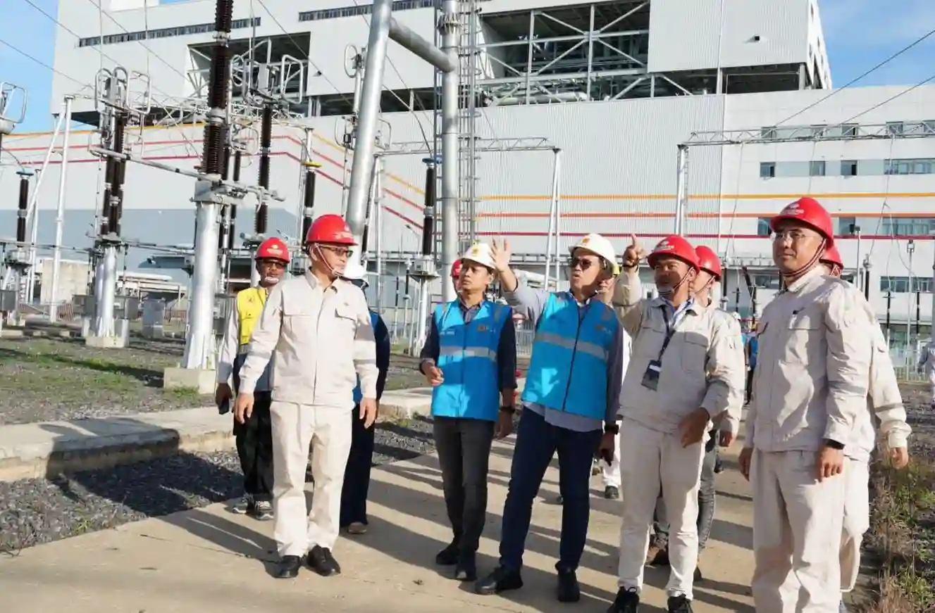 General Manager PLN Unit Induk Pembangunan Sumatera Bagian Selatan (UIP Sumbagsel), Zaky Adikta (ketiga dari kanan) saat meninjau persiapan energize SUTET 275 kV PLTU Sumsel 1 - Betung