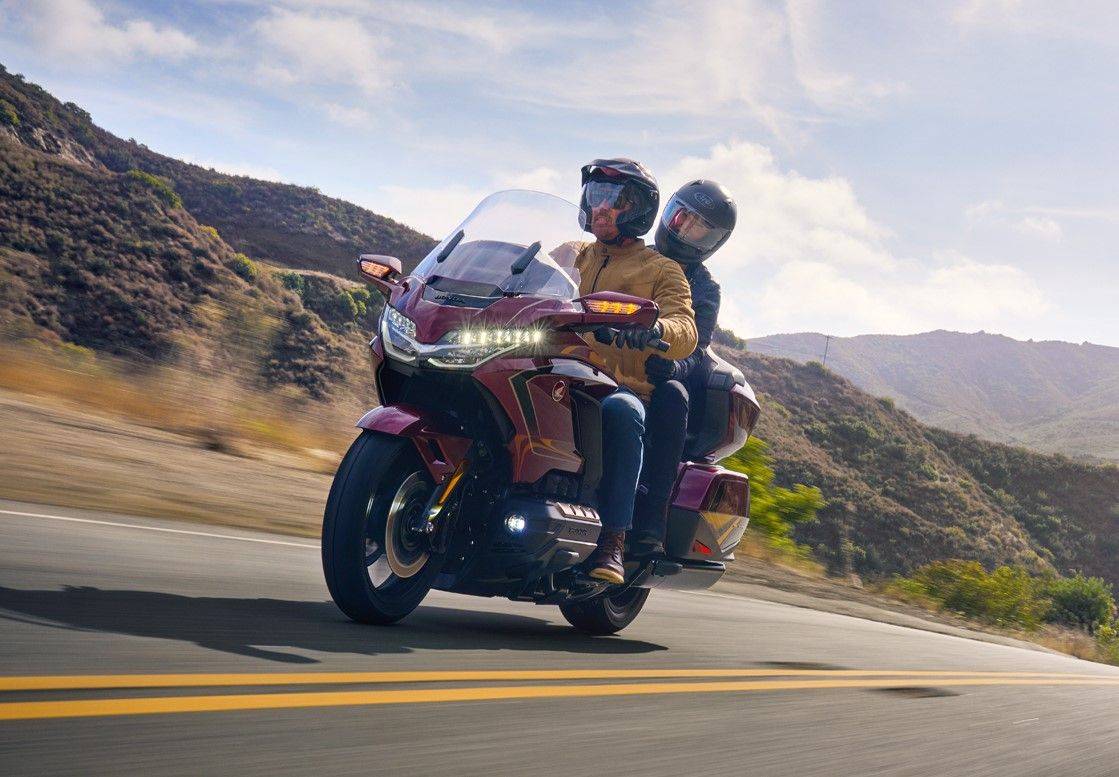 Honda Gold Wing edisi khusus 50th Anniversary dilengkapi warna ikonik Bordeaux Red Metallic dengan emblem berwarna emas. Foto: dok. Honda.