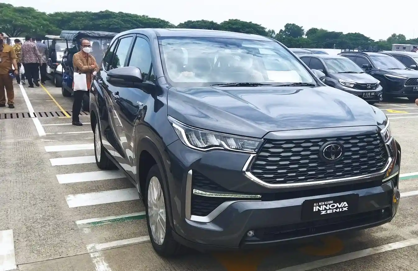 Ilustrasi Kijang Innova Zenix hybrid, salah satu model hibrida Toyota yang berkontribusi besar dalam ekspor. Foto: KabarBursa.com/Citra.