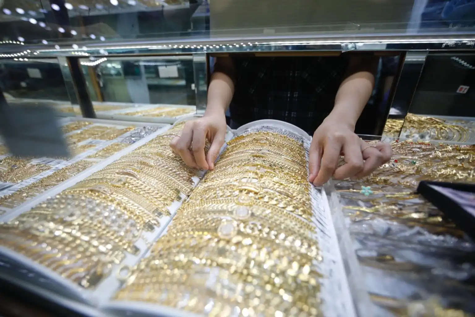 Seorang penjual mengatur emas dalam etalase di Toko Emas Jason Jewelry Pasar MInggu, Rabu, 21 Mei 2025. Foto: KabarBursa/Abbas Sandji.