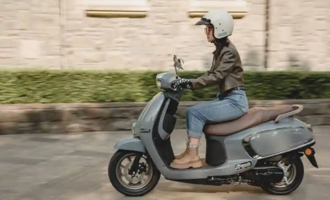 Motor baru Suzuki US125T meluncur, bawa konsep retro modern seperti Honda Stylo 160, simak spek dan harganya. Foto: Car2Day