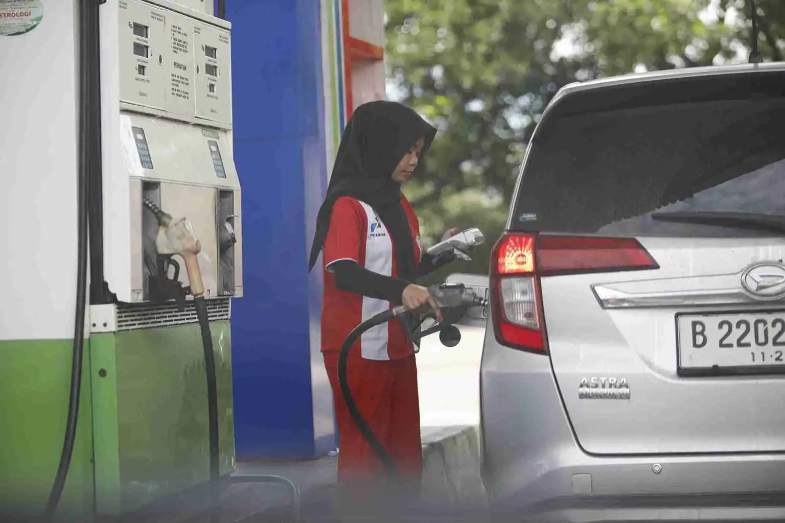 Harga minyak naik tipis, namun ketegangan dagang AS-Tiongkok bisa tekan permintaan global dan menahan reli lebih lanjut. Foto: KabarBursa/Abbas Sandji.