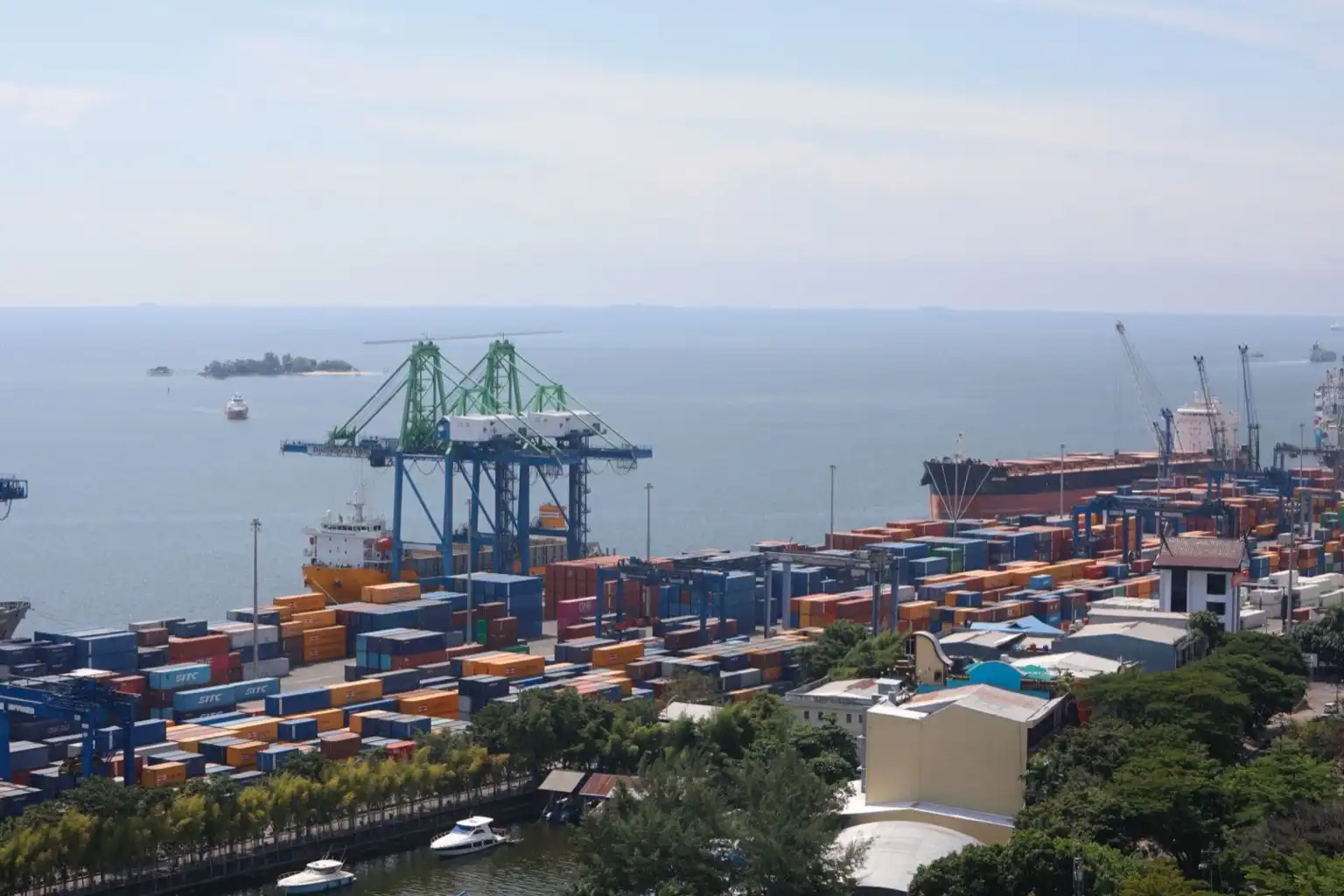 Laba industri China naik tiga persen di April 2025 meski tensi dagang AS-China membara. Produksi dan ekspor tetap positif. Foto: KabarBursa/Abbas Sandji.