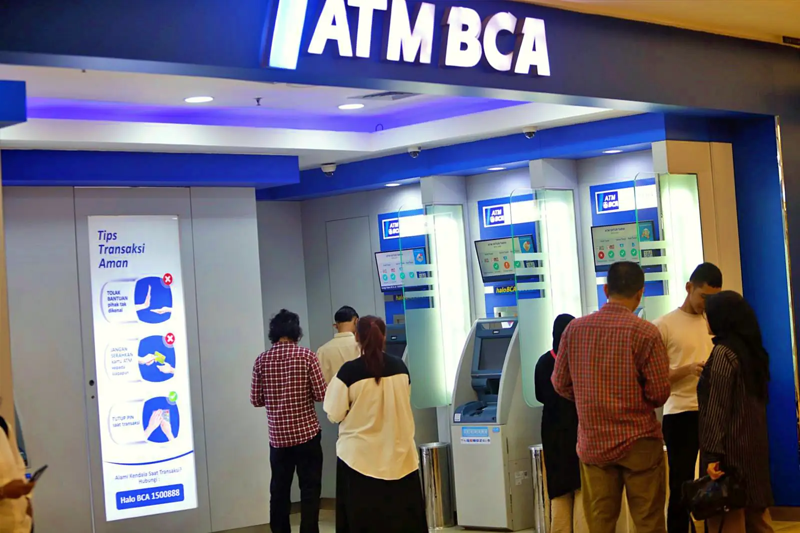 Sejumlah nasabah bertransaksi di ATM Mandiri Plaza Indonesia, Jakarta. (Foto: KabarBursa/Abbas Sandji)
