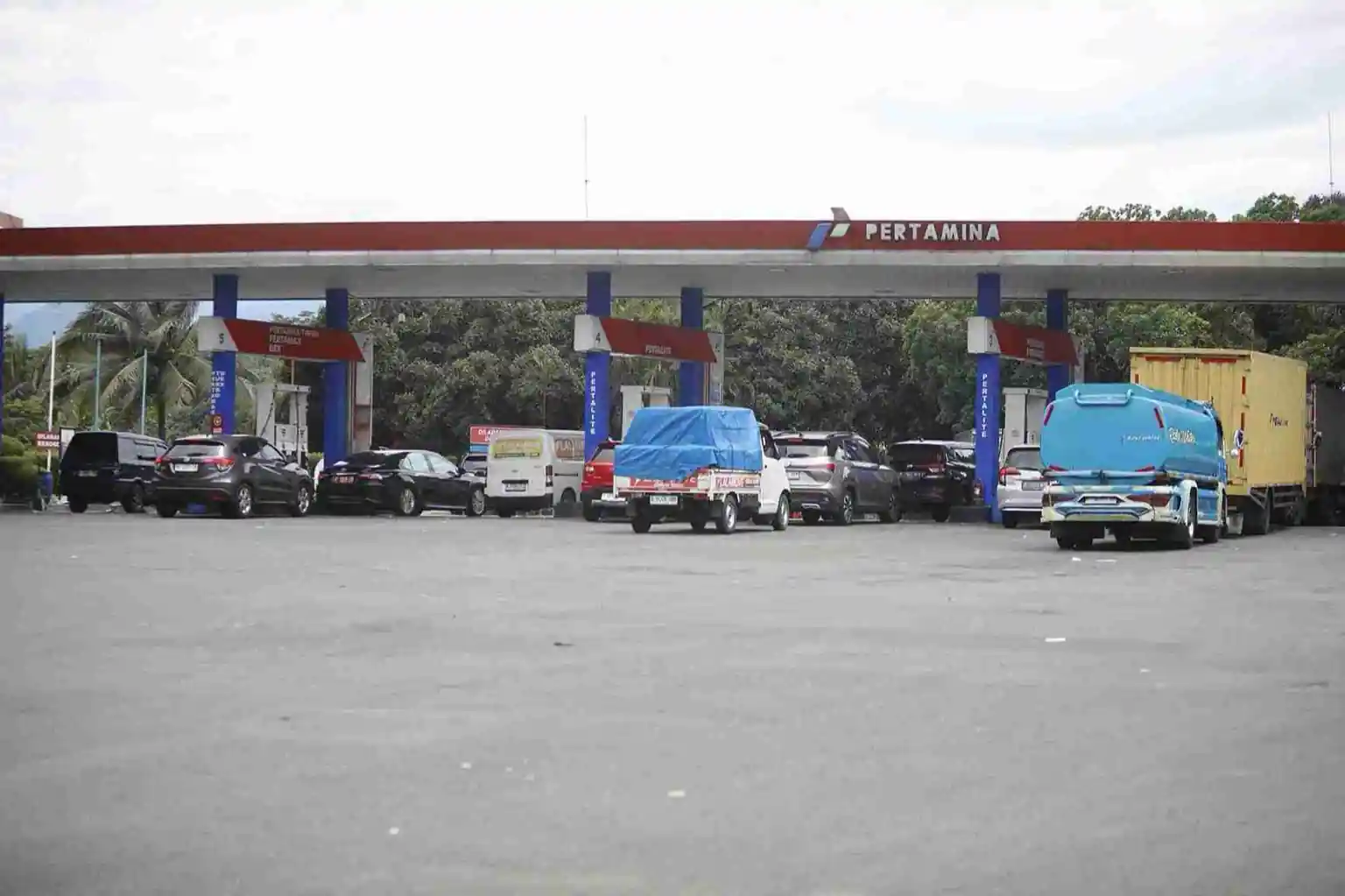 Harga minyak turun sekitar 1 persen. Pasar khawatir pasokan global melonjak jika OPEC+ naikkan produksi dan sanksi Iran dicabut. Foto: KabarBursa/Abbas Sandji.