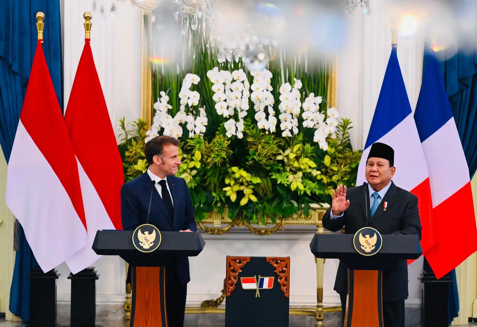 Kunjungan kenegaraan Presiden Prancis, Emmanuel Macron (kiri) yang diterima langsung oleh Presiden Republik Indonesia, Prabowo Subianto (kanan) merupakan momentum bersejarah dalam memperkuat hubungan bilateral Indonesia-Prancis. Dalam kesempatan ini, Presiden Prabowo menyampaikan apresiasi atas dukungan Prancis dalam berbagai sektor, salah satunya pada percepatan transisi energi. Foto: BPMI Setpres.